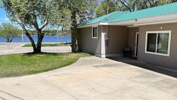South Arms Retreats (Rainbow Motel) - Web Listing